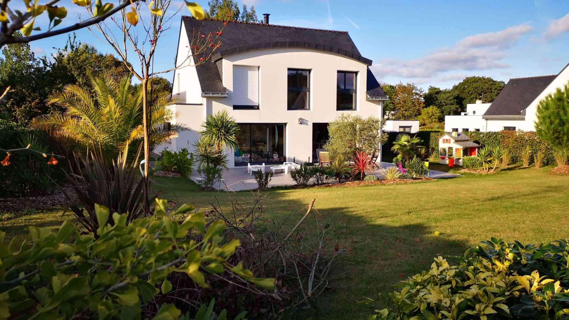 construction avec jardin paysagé